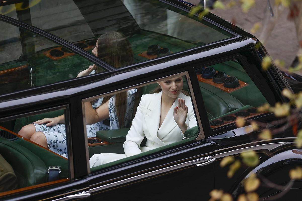 La princesa Leonor, en el coche que la traslada al Congreso, junto a su hermana, la infanta Sofía