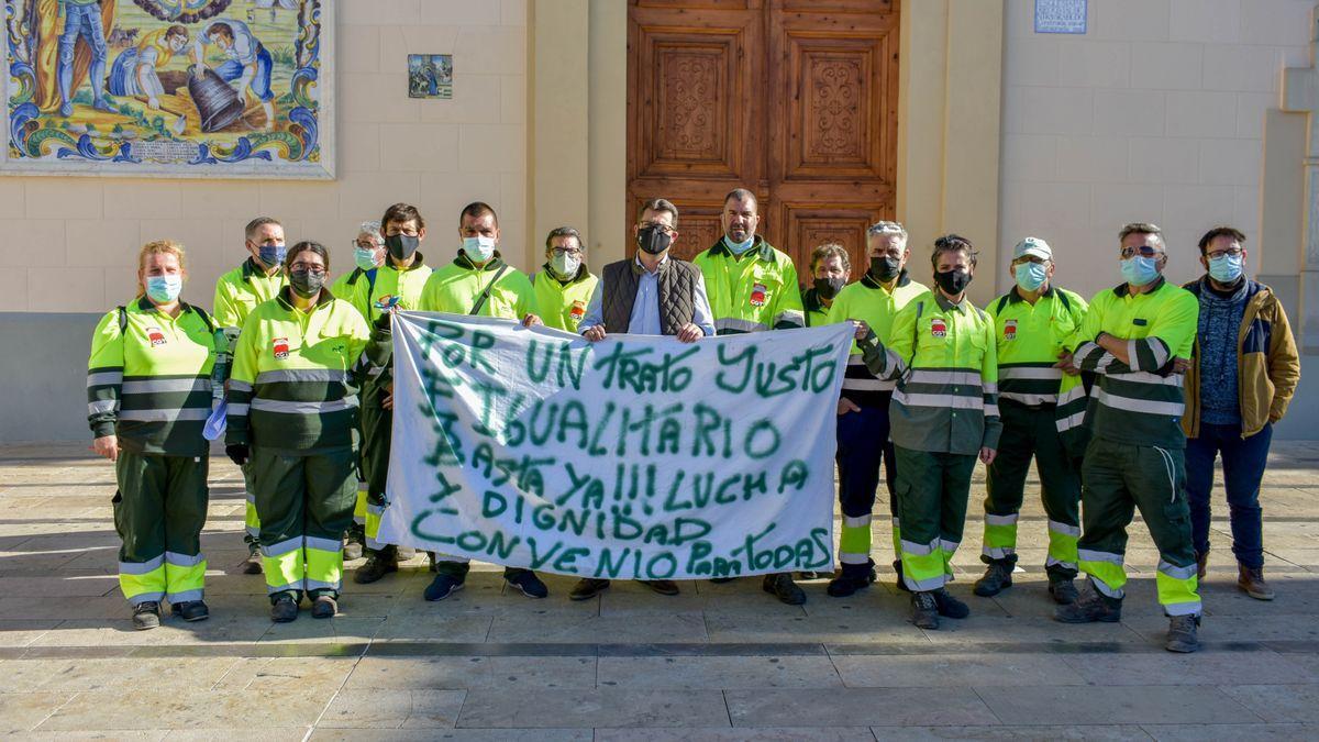 El alcalde Juan Ramón Adsuara junto a los trabajadores en una de sus reivindicaciones.