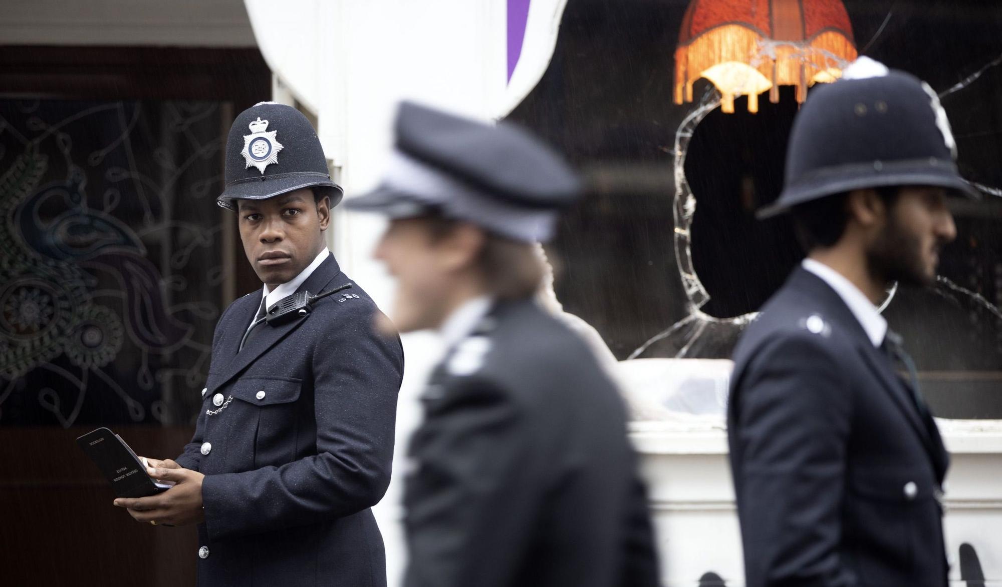 John Boyega, a la izquierda, en 'Rojo, blanco y azul'.