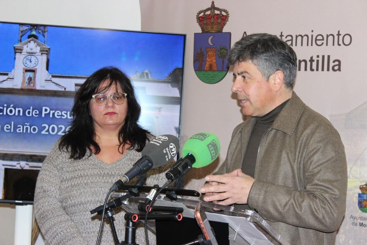 Antonia Ramírez y Rafael Llamas, durante la presentación del presupuesto municipal de Montilla