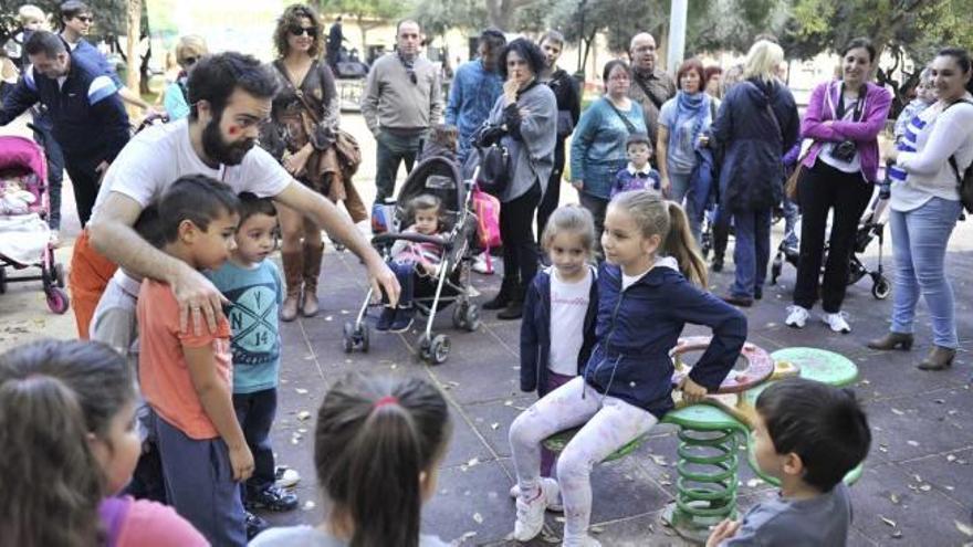 música y talleres. El parque de las Comunicaciones acogió por la mañana la segunda jornada de «Sentim els Parcs». Los vecinos del entorno del Ensanche disfrutaron de talleres y manualidades infantiles, animación teatral y un concierto de música a cargo de los Los Simples. f carlos pascual