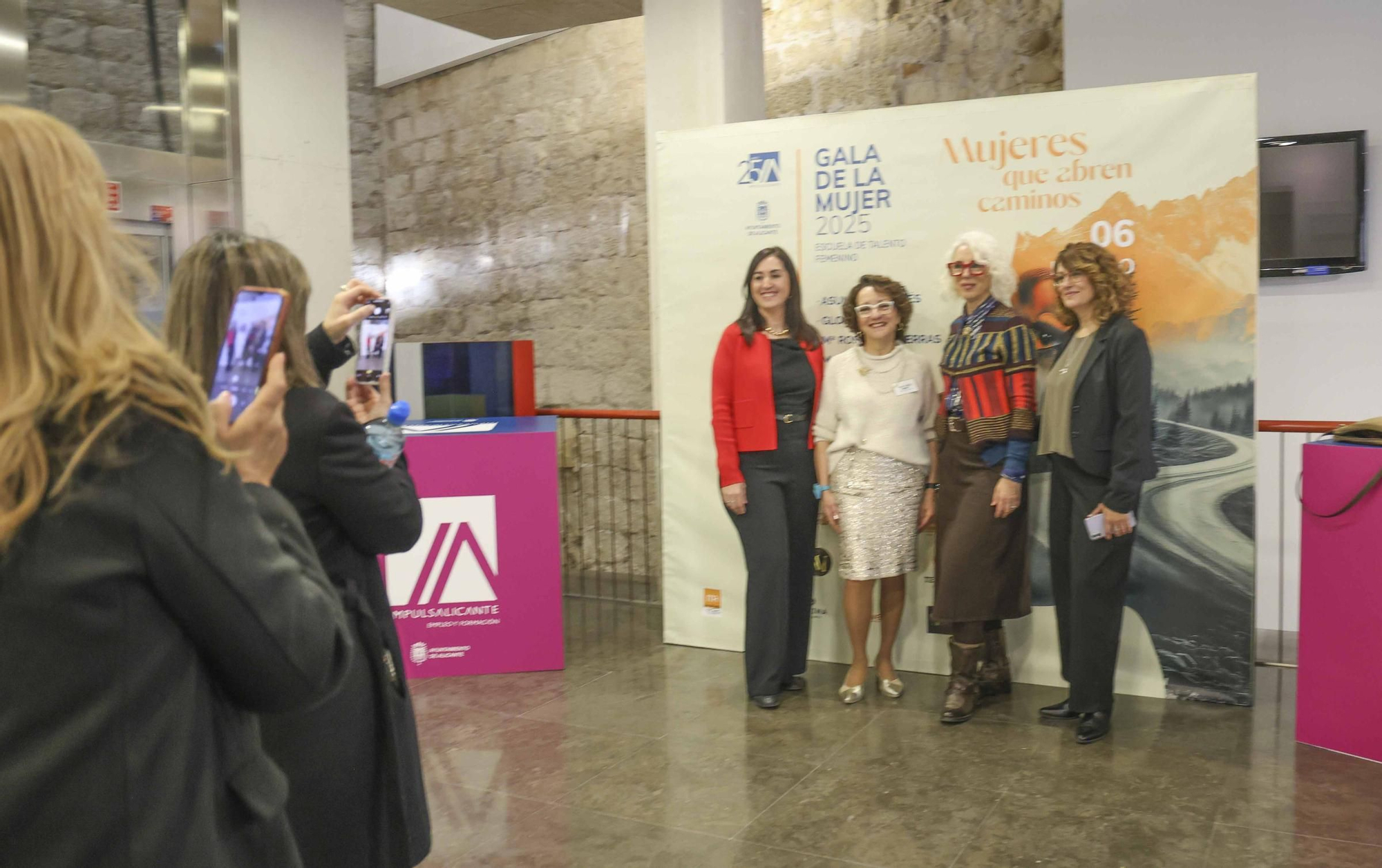 "Mujeres que abren caminos"