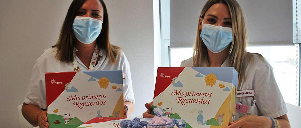 Profesionales sanitarias del Vinalopó y Torrevieja muestran las cajas de recuerdos.