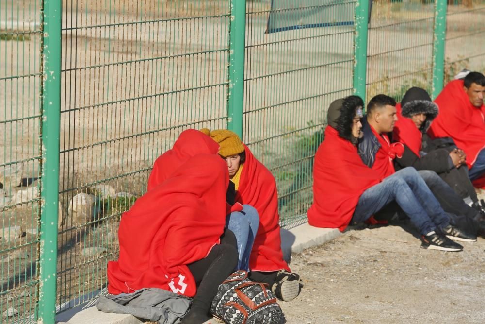 Guardia Civil, Cruz Roja y Salvamento Marítimo han puesto en marcha el protocolo para recepcionar a 24 personas rescatadas en el mar y que ocupaban una patera. 20 hombres y cuatro mujeres