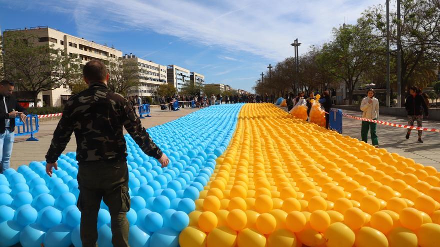 Una marcha por la paz recorre el Vial Norte bajo una bandera de Ucrania de 14.000 globos