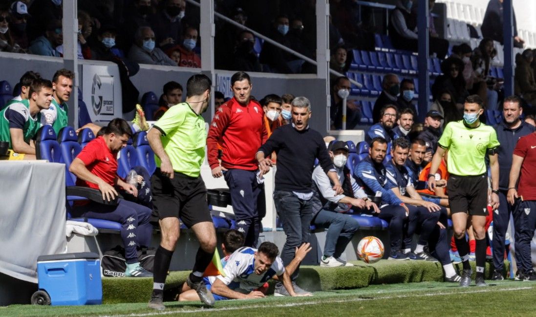 El Alcoyano derrota al Sevilla Atlético gracias a un doblete del central en los diez primeros minutos