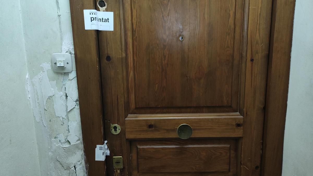 El pis on vivien els dos detinguts, precintat pels Mossos el dijous al vespre
