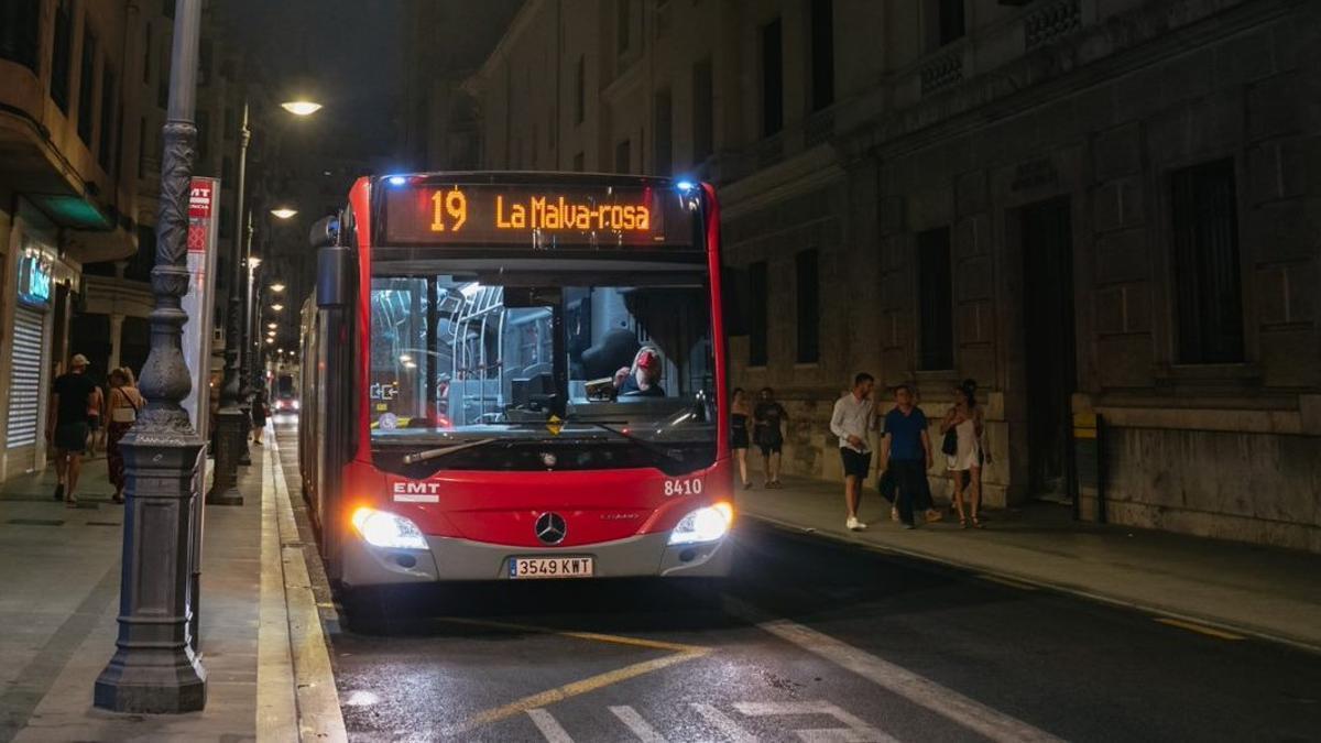 Un bus de la EMT con parada en la Malva-rosa
