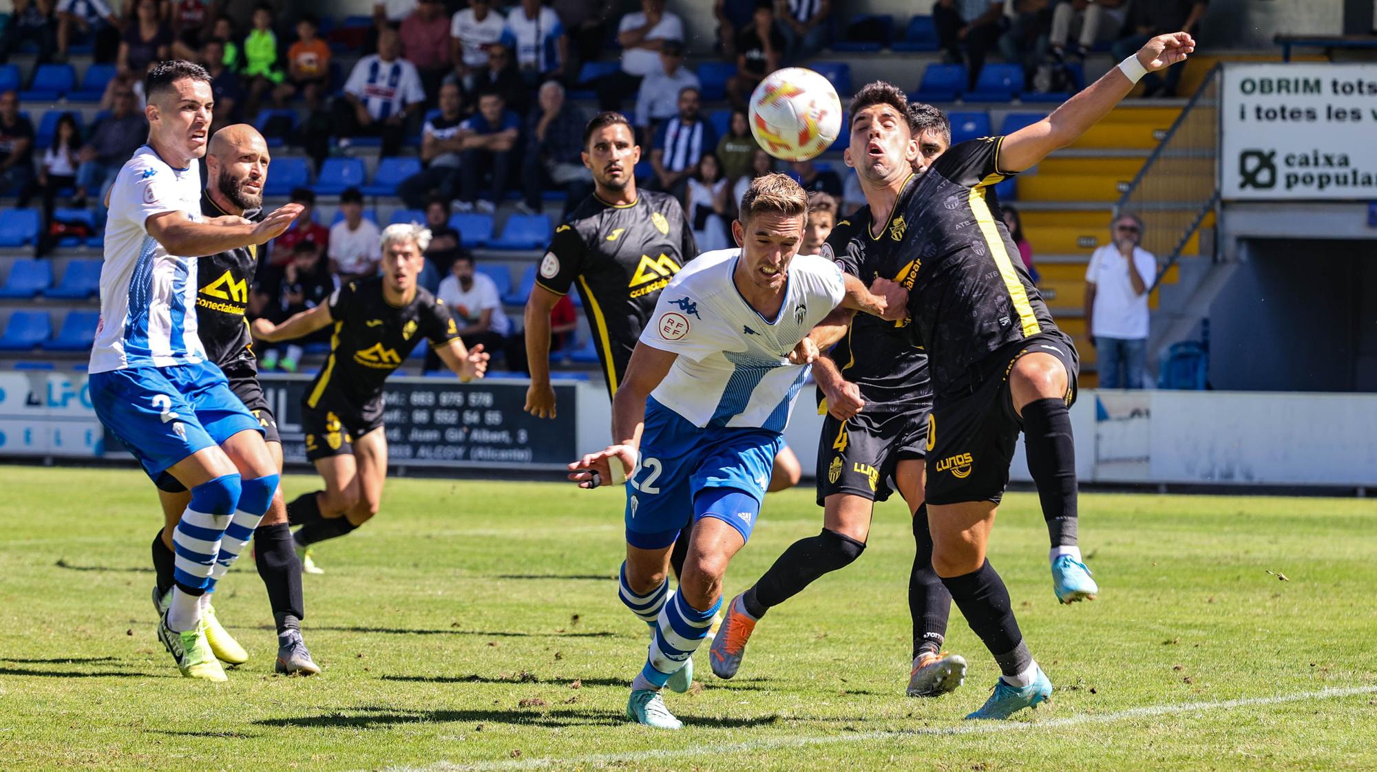 Remontada de líder del Alcoyano (2-1)