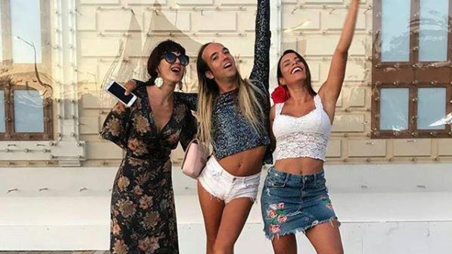 Sara Vega, Aless Gibaja y Lusmairyn Figuera, en el Real de la Feria