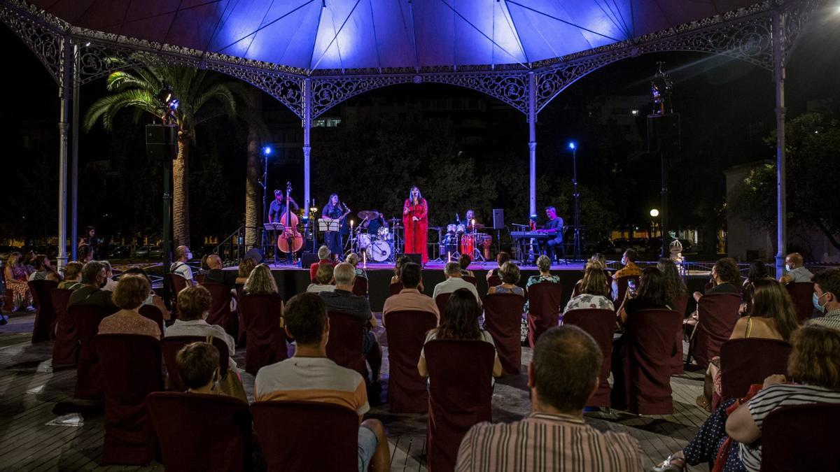 El Quiosco de la Música acogió la actuación de Esperanza Delgado de Planneo Al Fresco