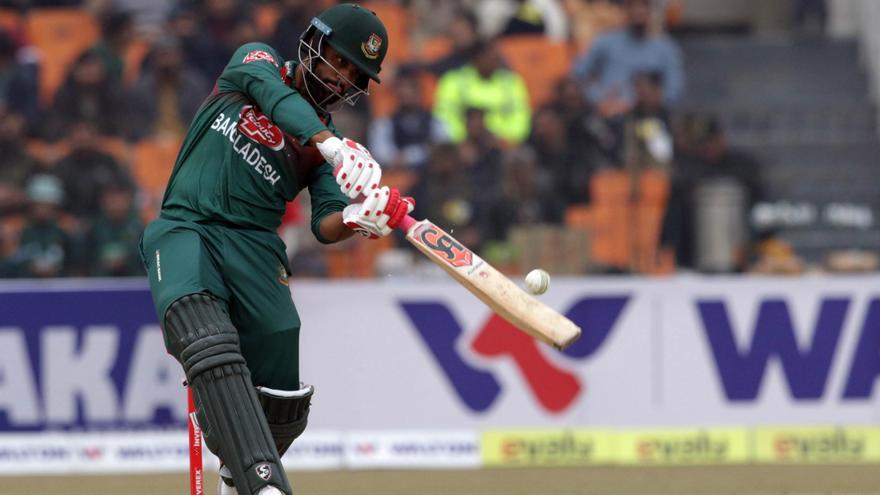 El excapitán del equipo de críquet de Bangladés sufre un infarto en pleno partido.