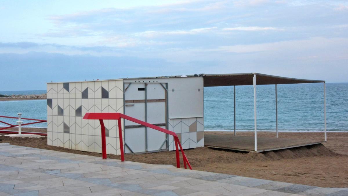 Montaje del chiringuito de la playa del Fortí, de Vinaròs, que estará operativo en fiestas.