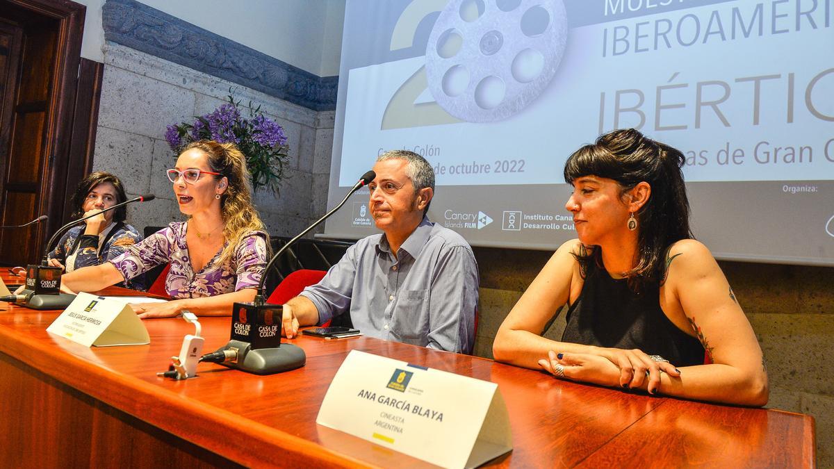 De izq. a dcha., la directora Celina Murga, la consejera de Cultura Guacimara Medina, el programador de la Asociación Vértigo Miguel Ángel Pérez y la cineasta Ana García, en la presentación de &#039;Ibértigo&#039; en Casa de Colón.