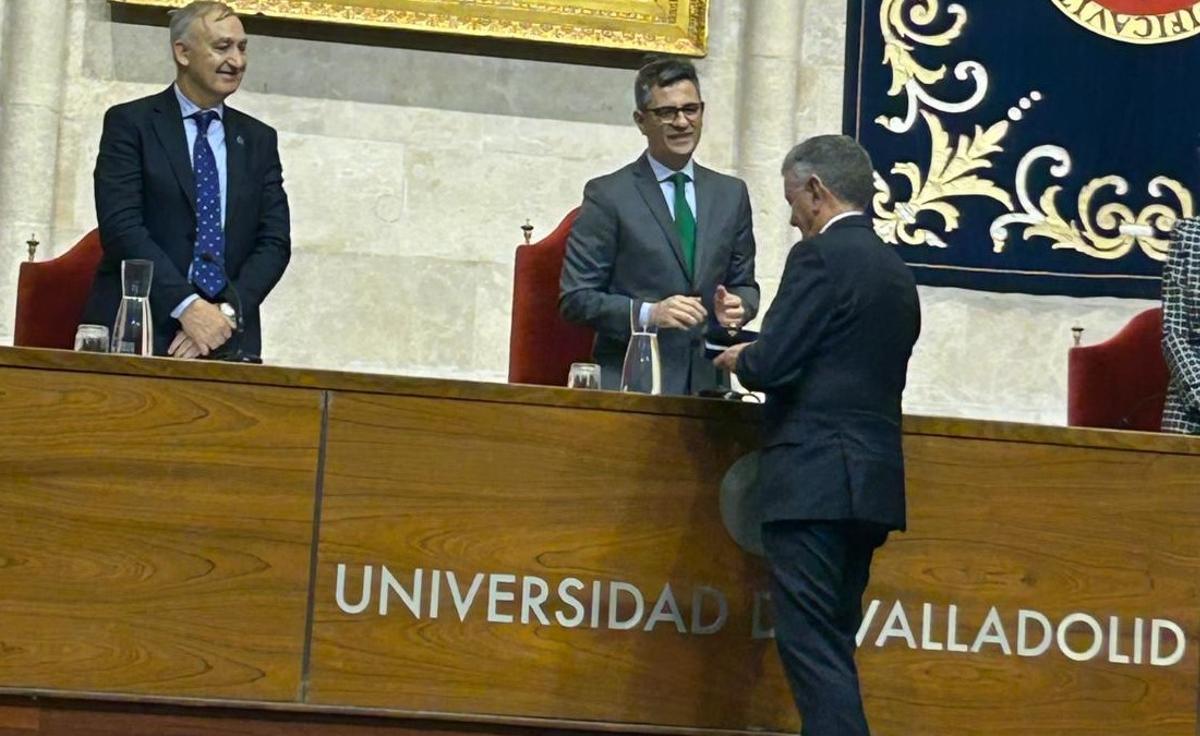 Isaac Macías recoge la Cruz de la Orden Jurídica de manos Bolaños en la Universidad de Valladolid.