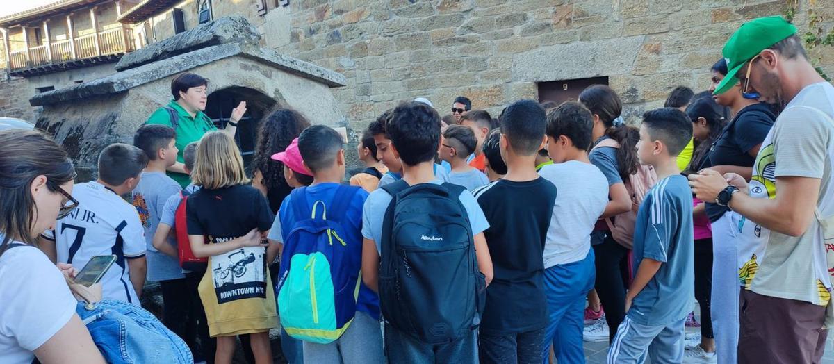 Una de las excursiones que realizan los alumnos durante su estancia en el centro de educación ambiental. | Cedida