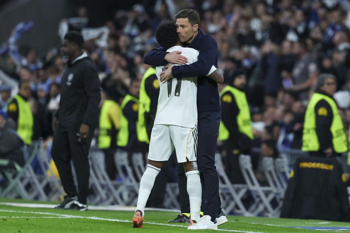 Xabi Alonso se abraza con Rodrygo tras el gol del Madrid.
