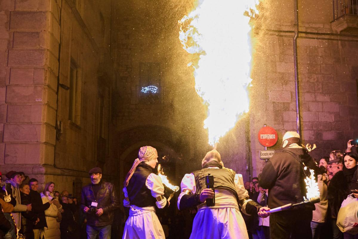 Les fotos de l'encesa de l’Estel d’Orient a la façana de la Catedral de Girona