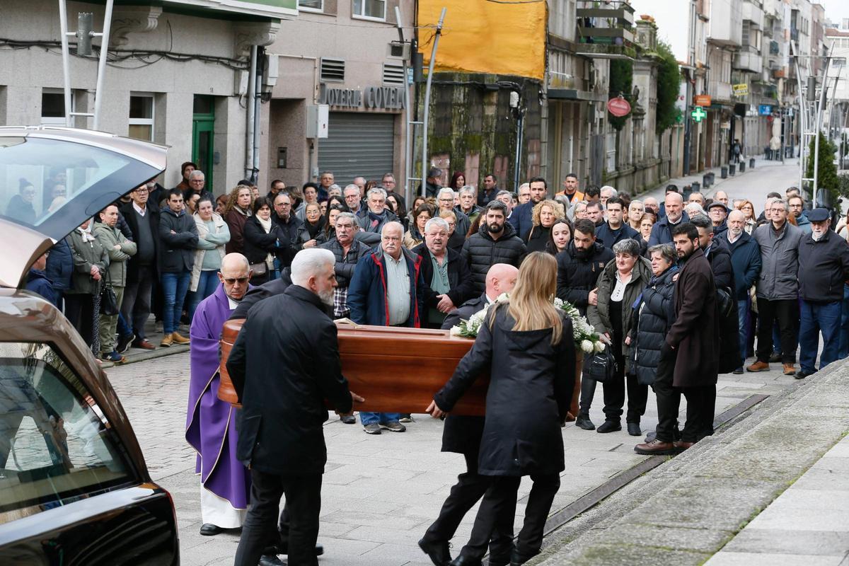La mosense María Belén Fernández, la sexta víctima mortal de violencia machista en lo que va de año en España y la primera en Galicia, fue despedida este martes en Porriño. Familiares y seres queridos, todos rotos de dolor por su injusto final, le dieron el último adiós en la iglesia parroquial de Santa María de Porriño.