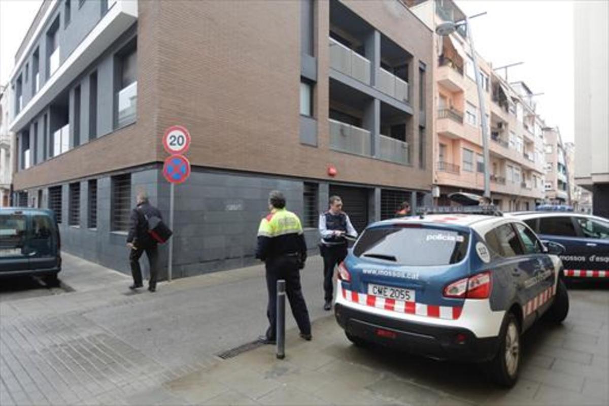 Los Mossos d'Esquadra vigilan, ayer, el bloque de viviendas de La Llagosta donde se ha producido la ocupación ilegal.