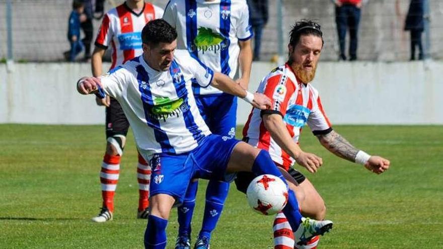 Un jugador del Areas trata de hacerse con el balón. // Iñaki Abella