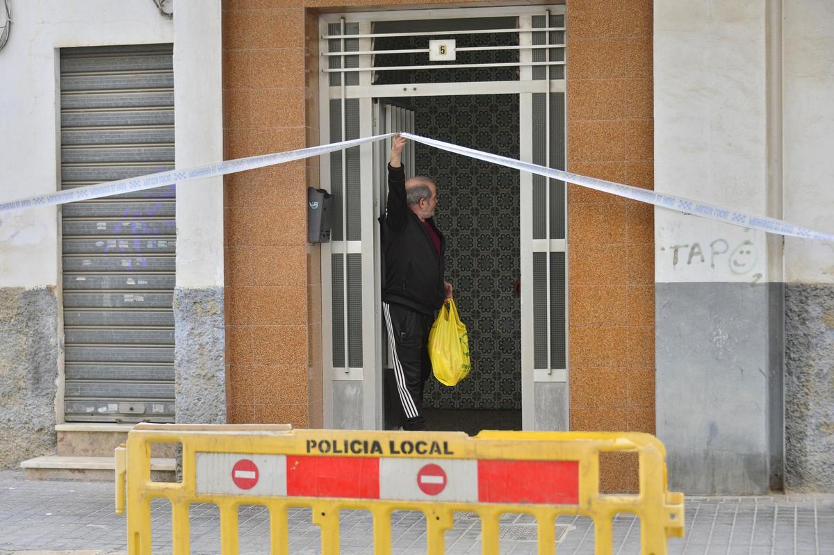 Un vecino sale de casa tras los desalojos en San Antón, en Elche