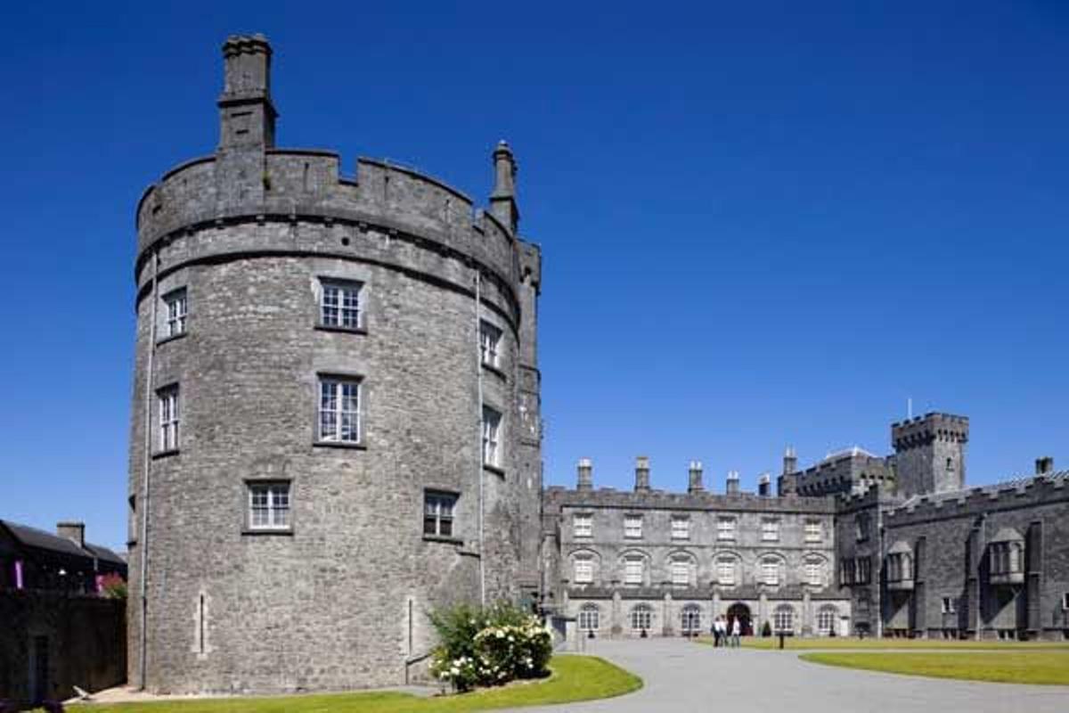 El Castillo de Kilkenny aún conserva tres de las torres originales.