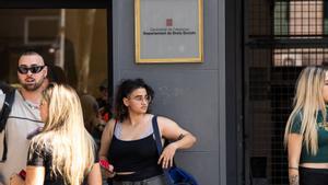 BARCELONA 30/06/2025 Sociedad. Grupo de jovenes extutelados se deplazan a DGPPIA Avenida del Paral lel, 52 para hacer una accion simbolica. FOTO de ZOWY VOETEN