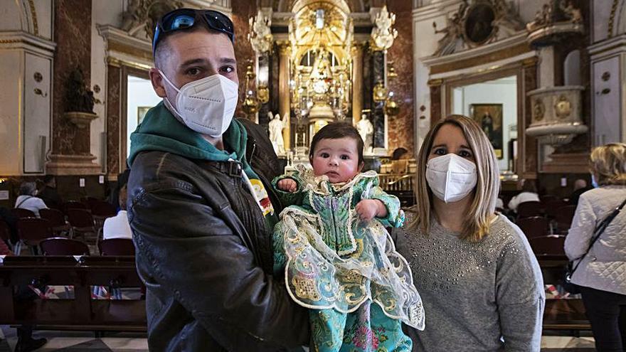 Las fallas improvisan una Ofrenda por goteo el día  de la celebración frustrada