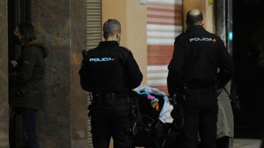 Policías nacionales, ante el domicilio del primer niño.