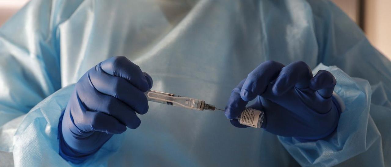 Un sanitario prepara una dosis de la vacuna contra el COVID.