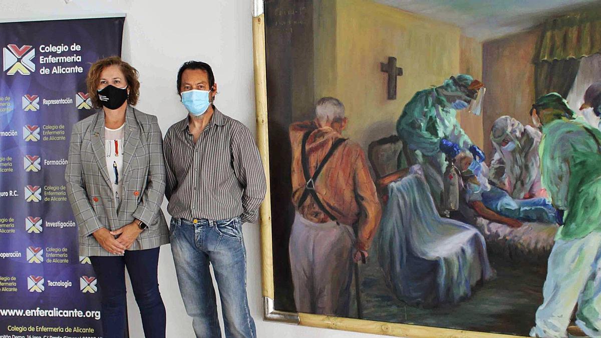 Montserrat Angulo, presidenta del Colegio de Enfermería,  y el pintor Jordi Jordá con el cuadro. | INFORMACIÓN