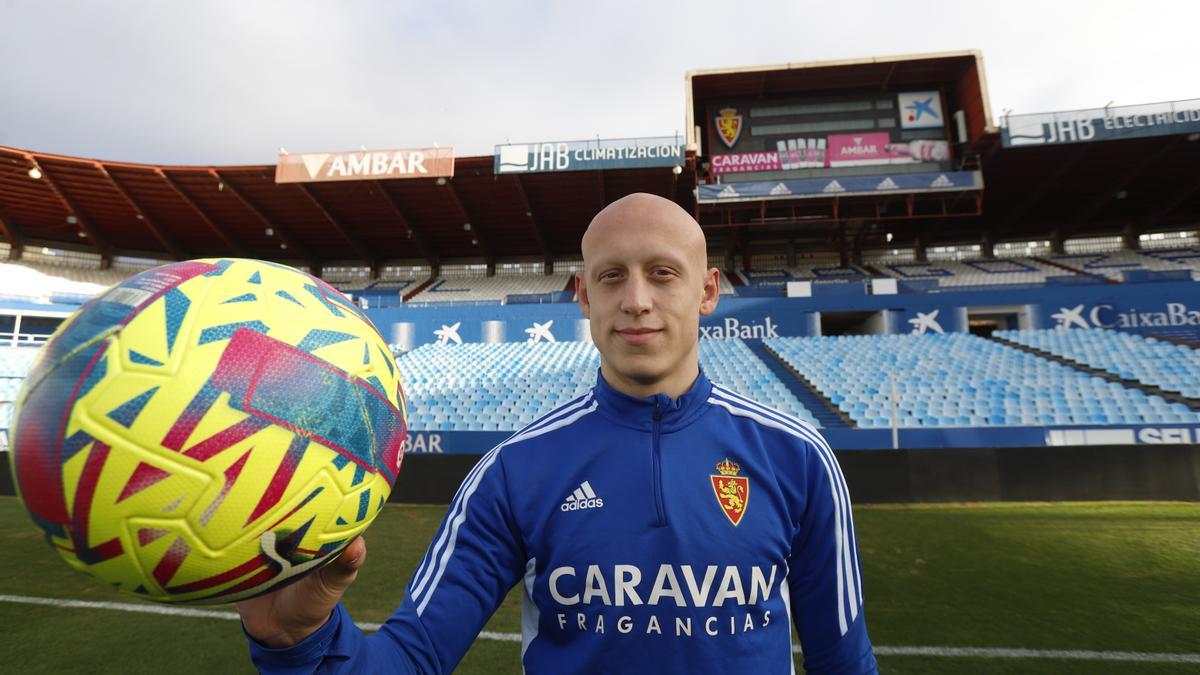Mollejo posa para un entrevista en este diario tras un entrenamiento con el Real Zaragoza.