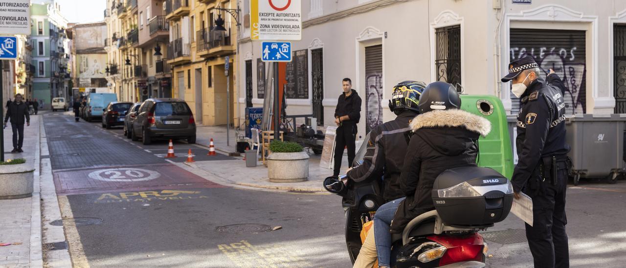 Un agente indica a un motorista por dónde tiene que ir para evitar ser multado.