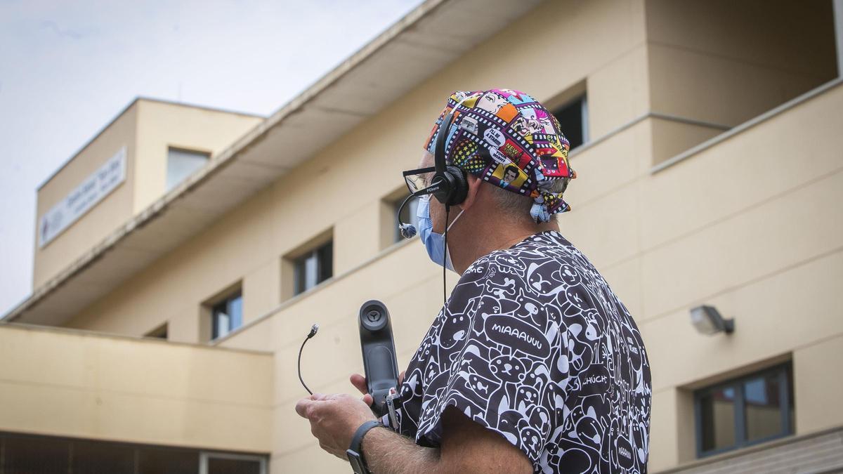 Hay médicos que han pagado auriculares para poder pasar teleconsulta.