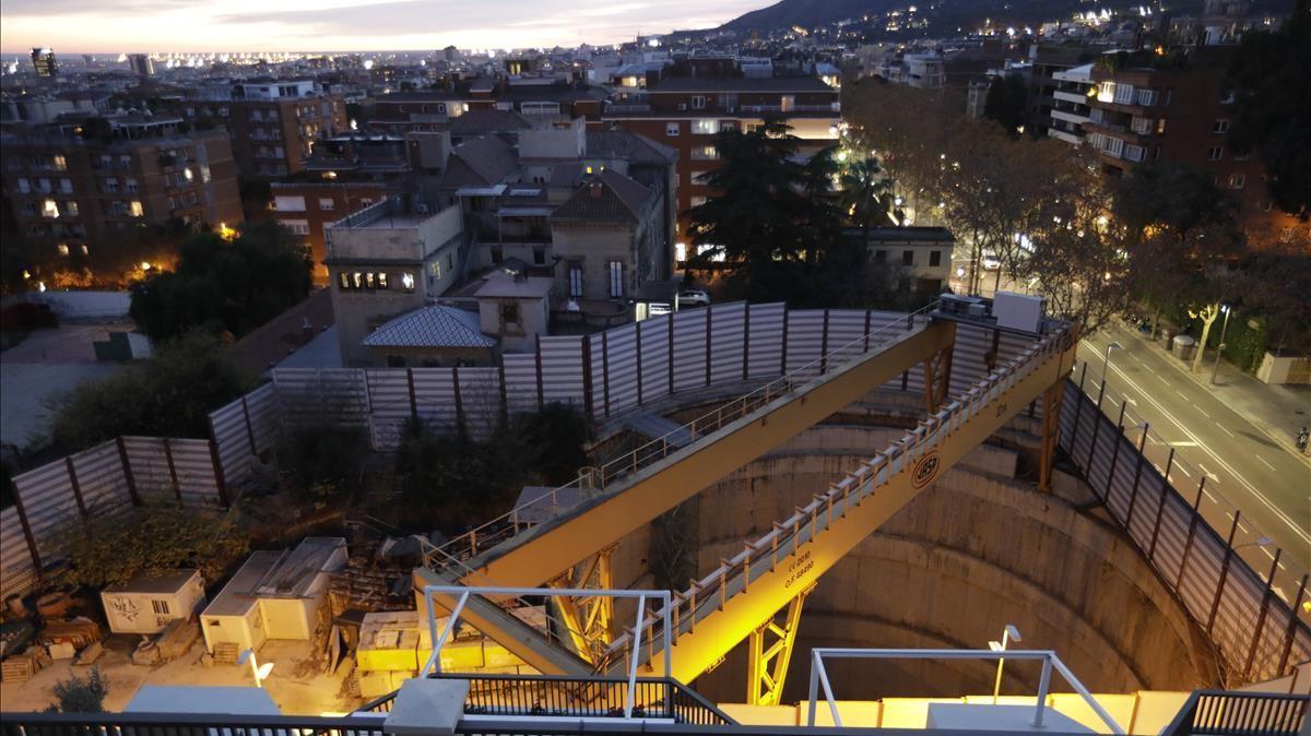 El boquete del pozo de la línea 9 en el cruce de Mandri con el paseo de la Bonanova, este martes