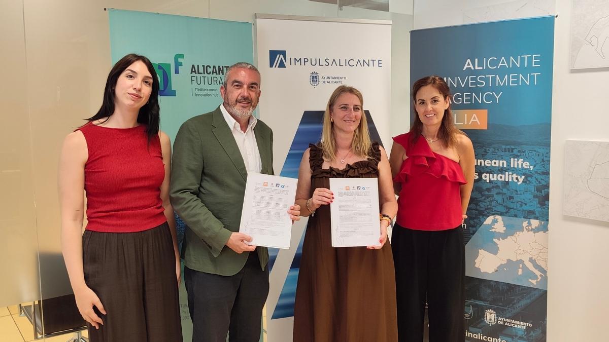 Representantes del CEEI Elche y el Ayuntamiento de Alicante tras la firma del convenio.