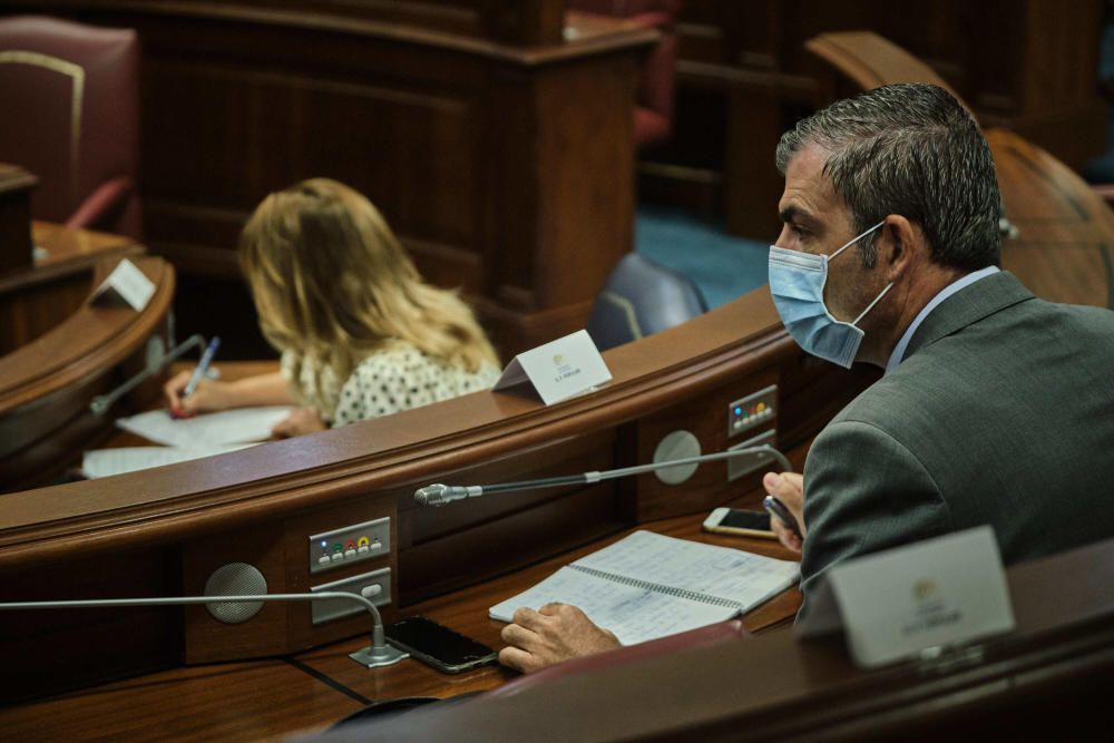 Pleno en el Parlamento de Canarias