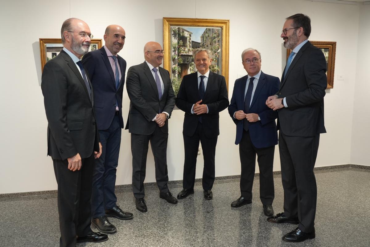 El Secretario general de Economía de la Consejería de Economía y Hacienda, José Manuel Alba; el Director general de Tesorería y Deuda Pública de la Junta de Andalucía, Ignacio Cepeda; el CEO de Kutxabank, Eduardo Ruiz de Gordejuela; el Presidente de la Diputación de Córdoba, Salvador Fuentes; el Presidente de CECO, Antonio Díaz; y el Delegado de Gobierno de la Junta en Córdoba, Adolfo Molina.