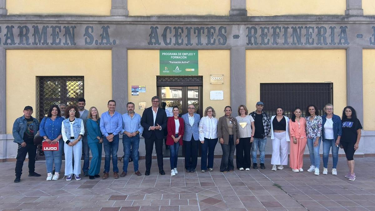 El alcalde de Puente Genil y los trabajadores de Sodepo tras el acuerdo para el convenio colectivo.