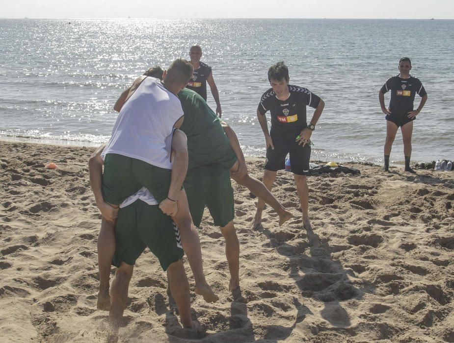 Entrenamiento del Elche CF en la playa de El Pinet