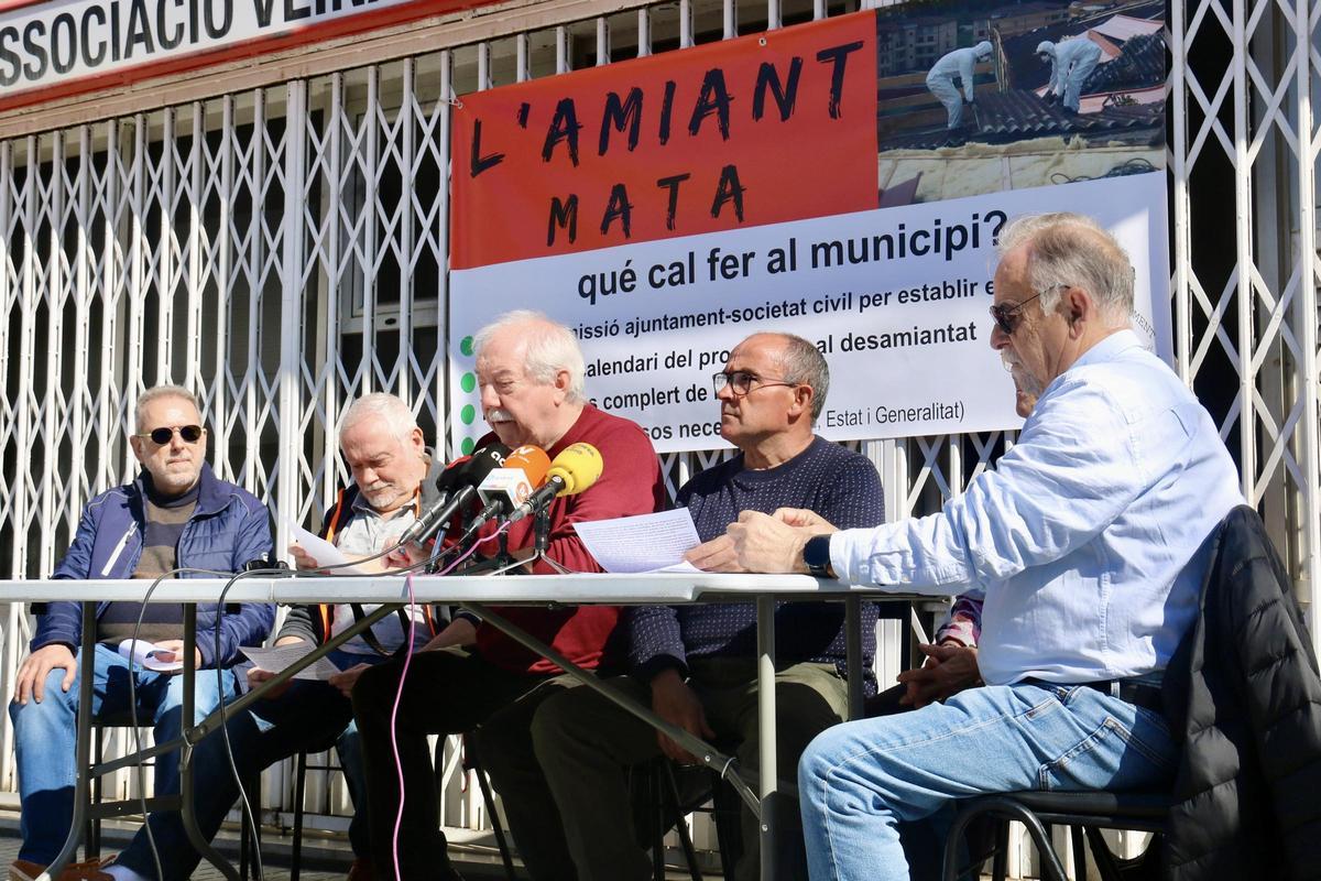 Imagen de la rueda de prensa para pedir la retirada del amianto en el Vallès Occidental