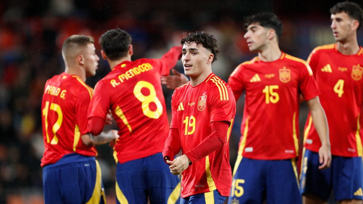 España celebra uno de sus goles contra San Marino en la fase de clasificación para el Europeo sub-21