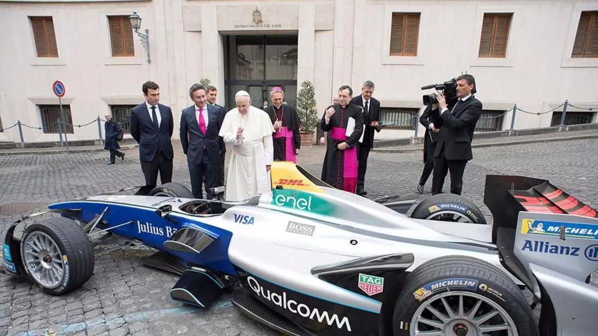 El Papa Francisco bendiciendo un Fórmula E