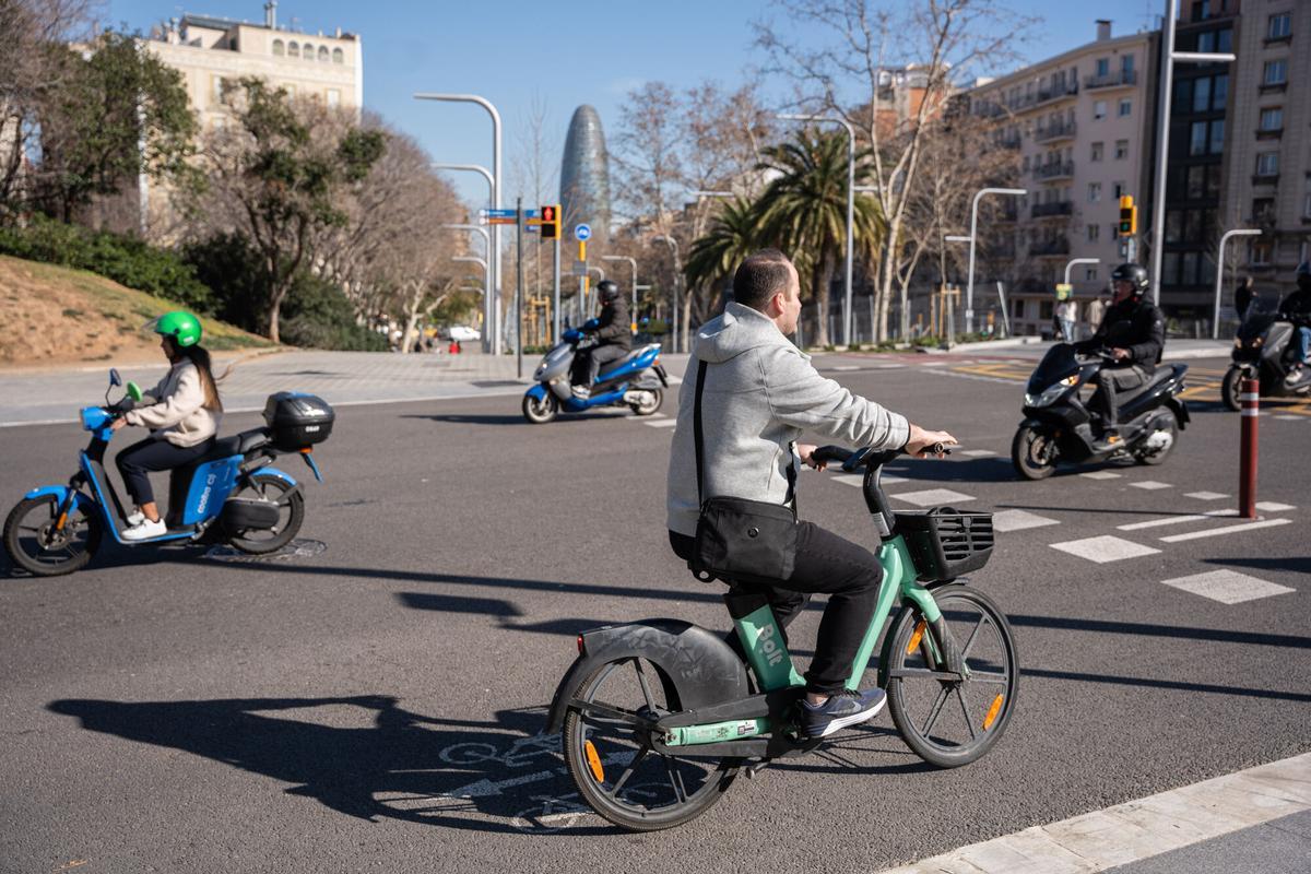 Usuario de una de las bicicletas de empresas de bikesharing que operan en Barcelona