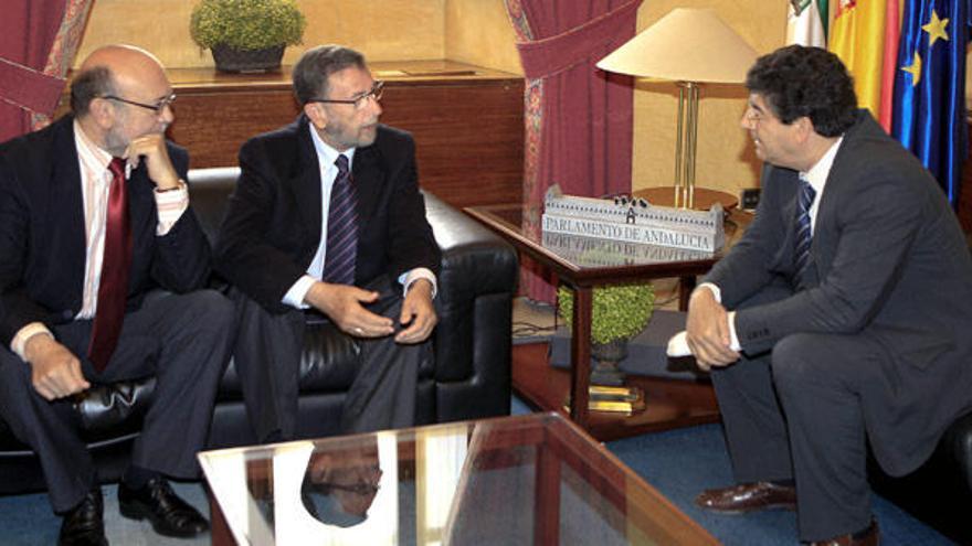 El vicepresidente Ignacio García, con el presidente del Parlamento, Manuel Gracia, y el portavoz del grupo de IU, Diego Valderas, ayer.