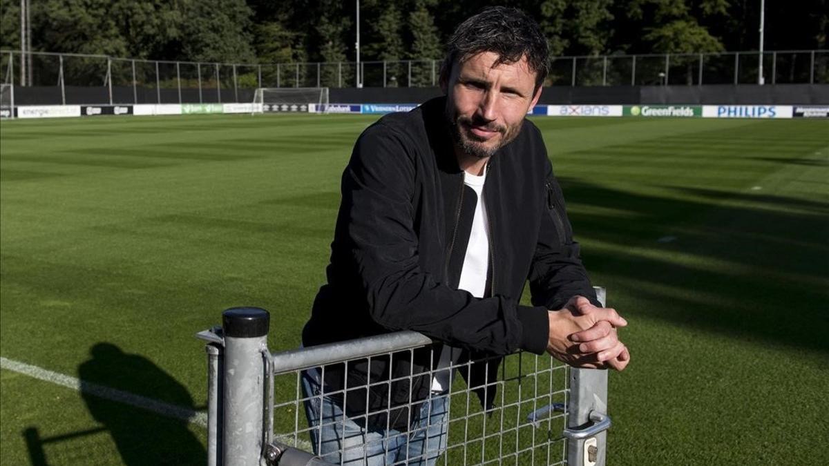 Van Bommel posa antes de la charla con El Periódico en un campo de la ciudad deportiva del PSV.