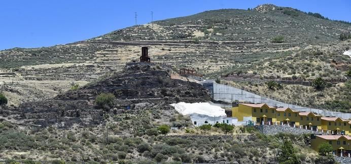 Vistas, hoy, de la zona del incendio de anoche ...