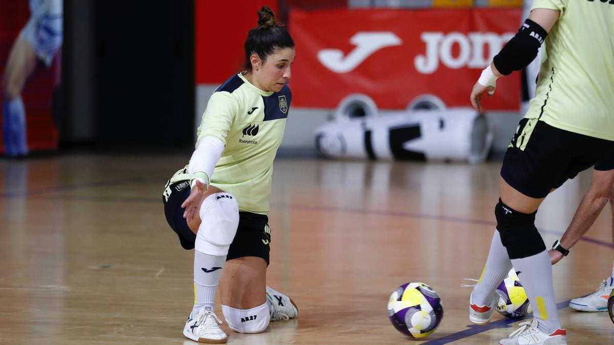 Cris García, en un entrenamiento de la selección previo al inicio del Mundial femenino de fútbol sala.