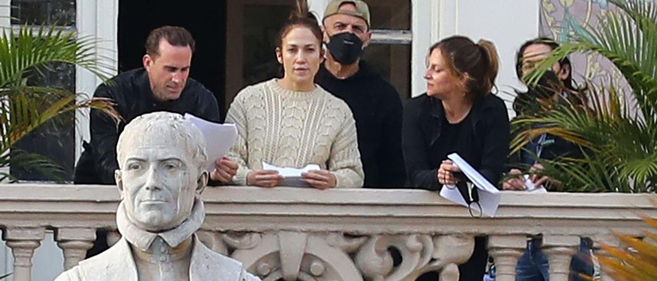 De izquierda a derecha: Joseph Fiennes, Jennifer López y Niki Caro, ayer, en el balcón principal del Gabinete Literario.